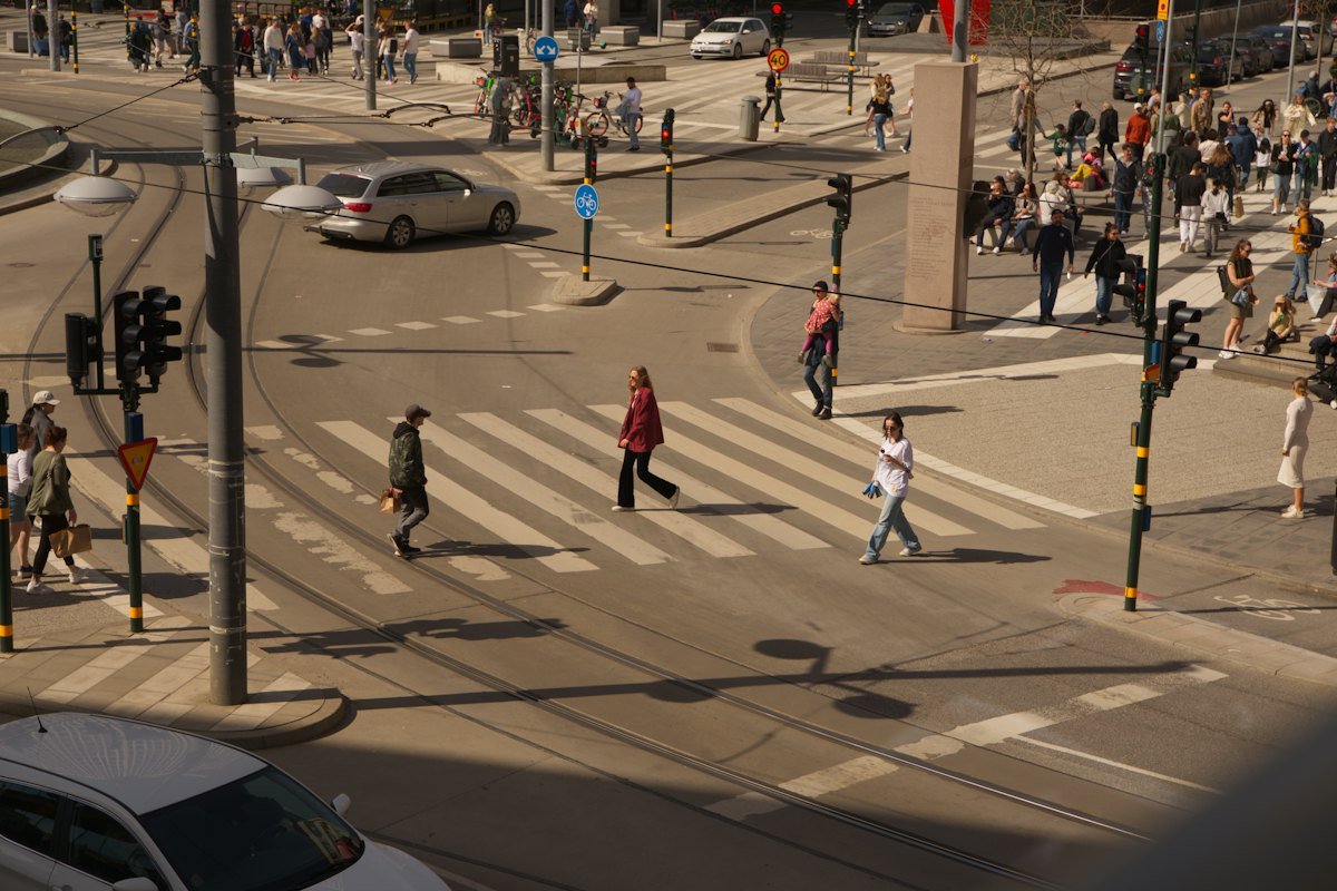 Cruce peatonal en una ciudad, con detección de peatones y vehículos